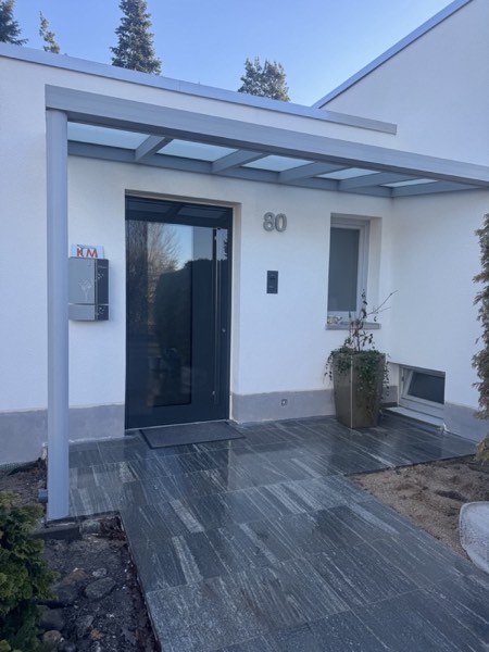 Eingangsüberdachung aus Aluminium und Glas