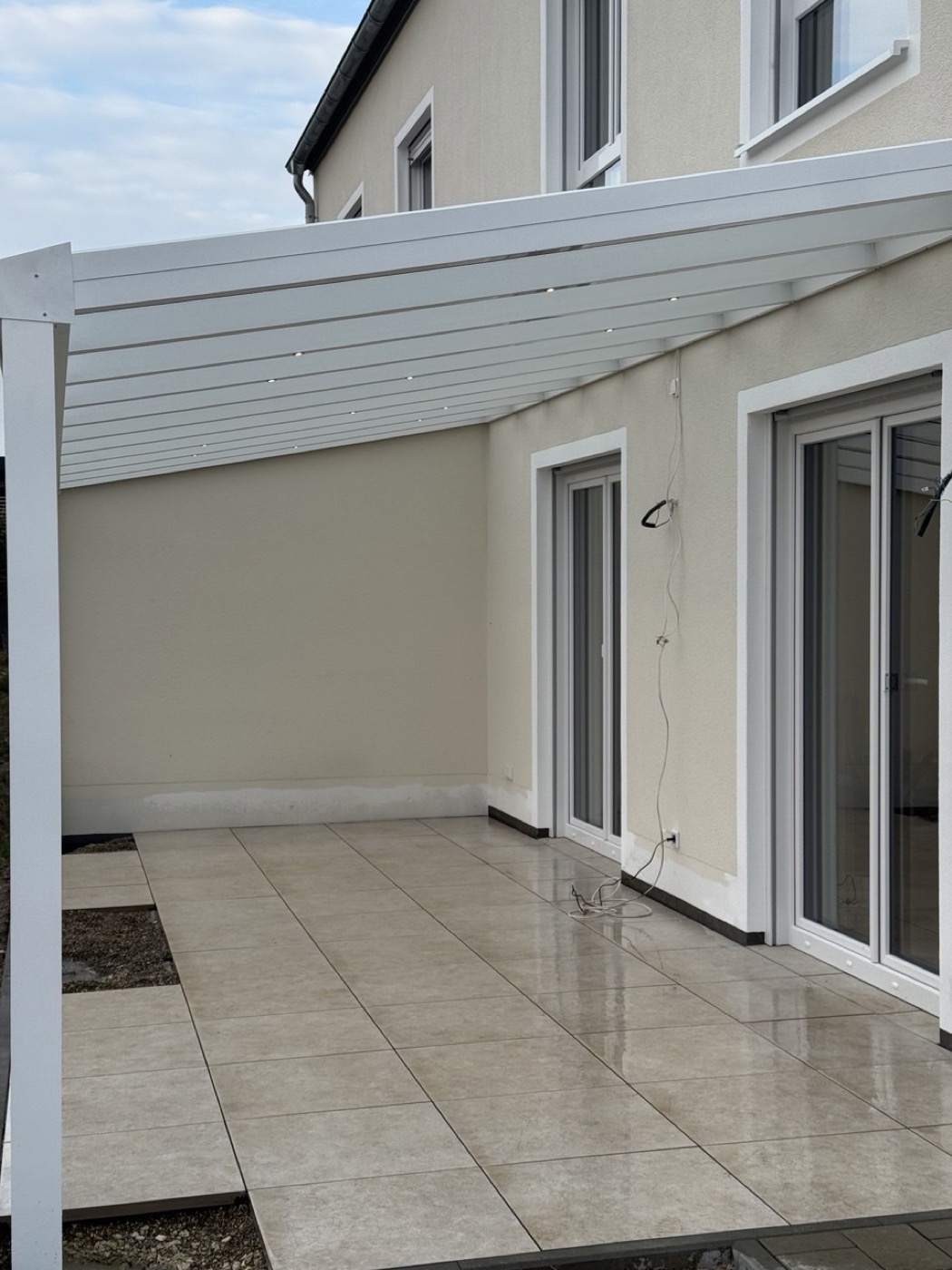 Weiße Terrassenüberdachung